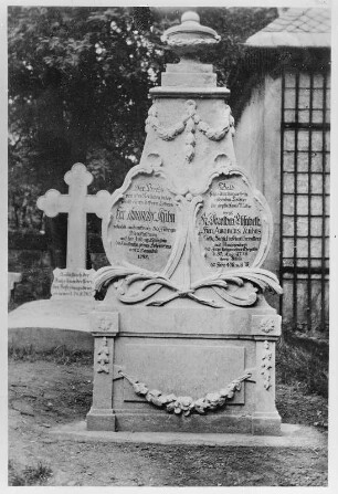 Grabmal Amadeus (gestorben 1788) und Dorothea Elisabeth Kühn (gestorben 1778) : Grabmal Amadeus (gestorben 1788) und Dorothea Elisabeth Kühn (gestorben 1778). Sandstein, Mitte/Ende 18. Jahrhundert. Königstein, Festung