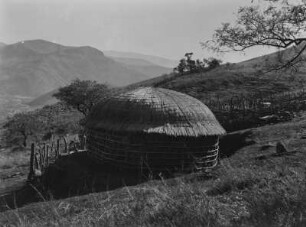 Rundhütte : Rundhütte einer Siedlung im Hochland Südafrikas