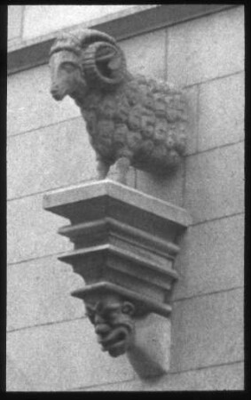 Schafbock-Figur am Rathaus Schaffhausen