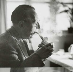 Der Komponist Carl Orff beim Anzünden seiner Pfeife in seiner Wohnung