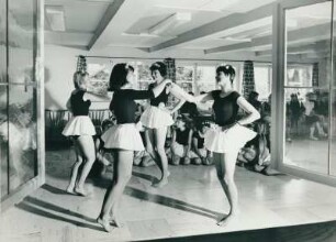 Wertach/Oberallgäu. Jugenerholungsheim der Deutschen Angestellten Krankenkasse (DAK). Junge Frauen üben in ihrer Freizeit eine Ballettaufführung.