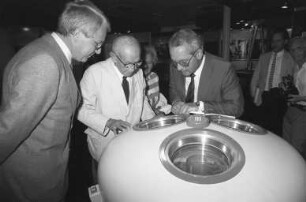 Informationsbesuch des nahezu 102 Jahre alten Oberstudienrats i.R. Josef Dolland im Kernforschungszentrum Karlsruhe