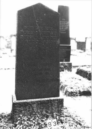 Grabstein 83 (Index: 99808507) Material: Granit Zustand: gut Maße HxBxT: 141x59x28 cm Beschreibung: konische Stele, Sockel, giebelartiger Abschluß: Grabstein 83