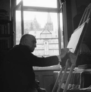 Marburg. Der Maler Prof. Ernst Vollbehr (1876-1960) in seiner Wohnung, an einem Gemälde arbeitend