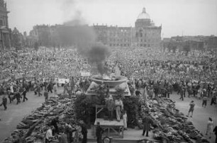 Gedenkkundgebung für die Opfer des Faschismus vor dem Alten Museum im Lustgarten in Berlin, anlässlich des sogenannten 3. OdF-Tages (Opfer des Faschismus-Tag) A B C