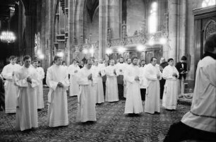 Freiburg: Münster, Priester, stehend