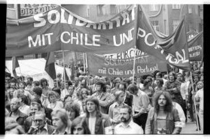 Kleinbildnegativ: Chile/Portugal-Demonstration, 1975