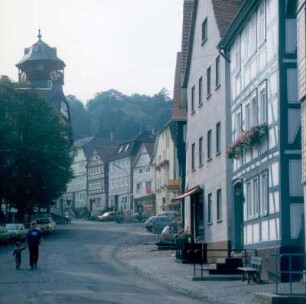 Rauschenberg. Blick aus einer Seitenstraße auf die zum Markt führende Straße