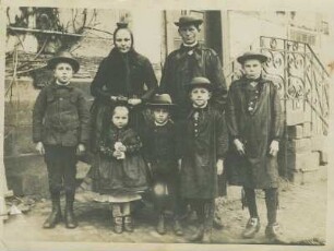 Gruppenbild einer Familie in Tracht