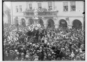 Fasnacht Sigmaringen 1931; Bräuteln vor dem Rathaus
