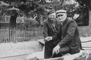 Zwei alte Männer auf dem Kutschbock