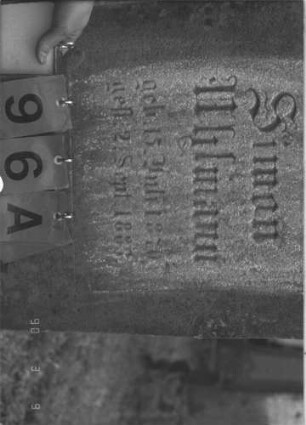 Grabstein 96 (Index: 99786751) Zustand: Inschrifttafel fehlt Maße HxBxT: 90x54x17 cm Symbolik: Blüte und Knospe Besonderheit: Kindergrab: Grabstein 96A