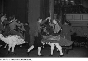 Tanzende Paare in Tracht auf der Bühne bei der Endveranstaltung des Kreisausscheides der Volkskunst