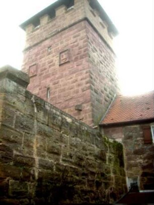 Stadtbefestigung-Stadttor (Unterer Torturm) von Nordosten mit Vortor über Flanke (mit Werksteinen im Mauersteinverband)