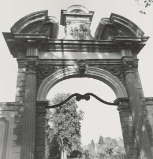Adlertor : Markkleeberg (Kreis Leipziger Land), Keesscher Park, Pfarrgasse 13/15, 17.-19. Jahrhundert, Adlertor (18. Jahrhundert, von innen)