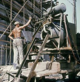 Dresden. Fahrbare Betonmischstation mit Schrägaufzug für Baustoffzugabe