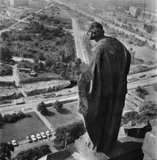 Dresden. Blick vom Rathausturm mit Skulptur über beräumte Flächen nach Süden zur Prager Straße