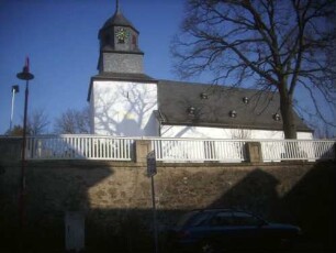 Ansicht von Süden mit Kirche (Kirchturm im Kern Romanisch-Glockenstube Barock erneuert - Langhaus im Kern Gotoisch-1867 überarbeitet) über Kirchhofmauer (Wehrgang im 18 Jh abgetragen)
