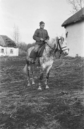 Zweiter Weltkrieg. Zur Einquartierung. Sowjetunion. Angehöriger der deutschen Wehrmacht zu Pferde