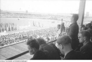 Leipzig. 3. Parlament der Freien Deutschen Jugend (FDJ). Sportübungen und -veranstaltungen im Jahn-Stadion, Pfingsten 1949