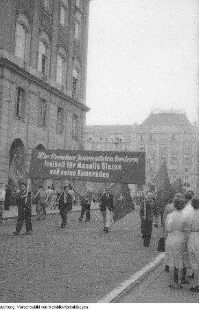 Sächsische Zeitung (SZ), Unterschriftensammlung und Demonstration für Manolis Glezos, Selbstbedienungs-Zeitungskiosk, Arbeiter mit Titelbild der SZ, Pressefest im VEB Schreibmaschinenwerk Dresden, u.a., Januar 1958 - 1960