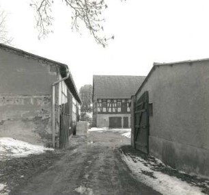 Schönberg-Tettau, Waldenburger Straße 35. Ehem. Vierseithof, Hofdurchfahrt