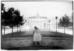 Paar vor dem Brandenburger Tor (Altersgruppe 18-21)