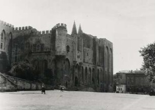 Avignon. Frankreich. Der historische päpstliche Palast.; errichtet im gotischen Baustil von 1335 bis 1370. Hier die Frontfassade mit Haupteingangstor