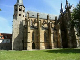 Ritterstift-Ansicht von Süden mit Romanischem Westwerk (11 Jh - achteckiger Turmaufsatz) sowie Gotischer Basilika (13-14 Jh) mit Querhaus in Übersicht