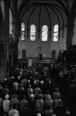 Badenweiler: Evangelische Pfarrkirche, Pfingstsonntag, von der Empore, [Gemeinde]