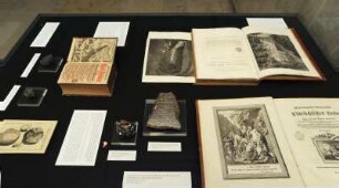 SLUB, Ausstellung "Gespräche mit der Erde. Geowissenschaften in Sachsen" : Ausstellungspräsentation im Buchmuseum. Ausstellungsvitrine mit Mineralien und Publikationen zur Mineralogie von Johann Friedrich Wilhelm von Charpentier