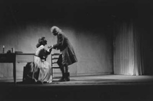 Szenenbilder aus dem Trauerspiel "Miss Sara Sampson" von Gotthold Ephraim Lessing im Theater am Schiffbauerdamm Berlin : Szene mit Thea Kämer als Sara Sampson