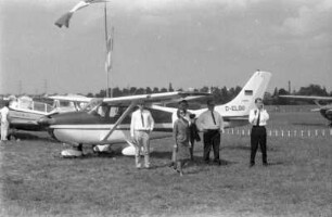 Egelsbach. Flugplatz. Passagiere vor einem Kleinstflugzeug auf der Graslandebahn