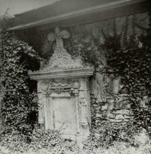 Wilsdruff-Kesselsdorf. Friedhof. Grabstein (18. Jh.) an der nördlichen Friedhofsmauer