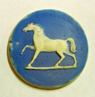 Plakette mit dem Relief eines trabendes Pferdes