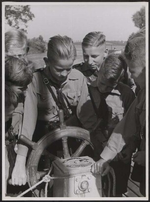Hitlerjungen am Steuerrad des Schulheimschiffes "Hans Schemm"
