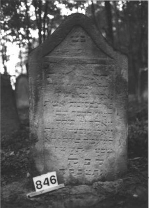 Grabstein 846 (Index: 99899265) Material: Sandstein Zustand: obere Hälfte fast völlig verwittert Maße HxBxT: 112x65x10 cm Beschreibung: Stele mit erhöhtem Konvexbogenabschluss: Grabstein 846