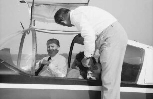 Freiburg: Flugplatz, evangelischer Landesbischof Heidland im Flugzeug