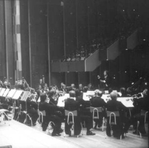 Konzert der Dresdner Philharmonie unter Leitung von Johannes Winkler (S. Kurz: Aufenthalt auf Erden; Klavierkonzerte von Skrjabin und Tschaikowski). Kulturpalast Dresden, 24.09.1976