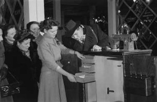 Messebesucher lassen sich eine Nähmaschine von Köhler präsentieren
