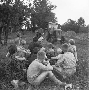 Wessin - ein Dorf in Mecklenburg. Schulkinder auf einer Weide