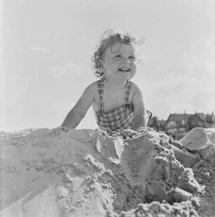 Kleinkind spielt am Strand