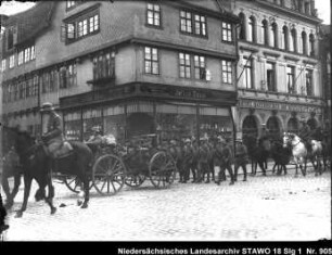 Einzug der Regierungstruppen in Wolfenbüttel Enthält: Platte 8, marschierende und berittene Soldaten sowie mit Pferden bespannte Wagen auf dem Stadtmarkt