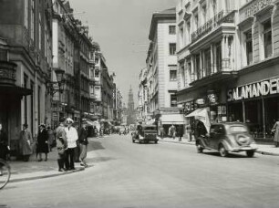 Dresden, Seestraße gegen Hofkirche : Dresden-Altstadt. Blick in die Seestraße nach Norden mit Turm der Hofkirche
