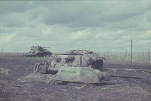 Zweiter Weltkrieg. Rußland, Oblast Belgorod. Nach den Kampfhandlungen. Zerstörte russische Panzer
