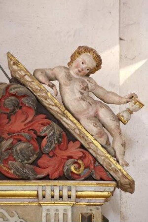 Epitaph des Bernhard Soltau — Epitaphbekrönung — Zwei Putten mit Totenkopf und Sanduhr als Symbole der Vergänglichkeit — Putto mit Sanduhr