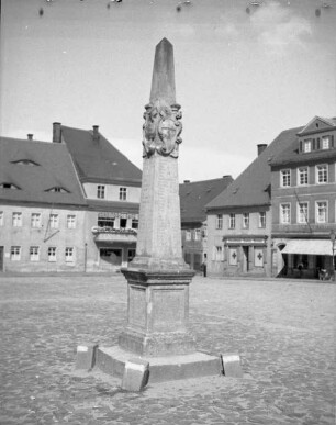 Neustadt in Sachsen, Distanzsäule auf dem Marktplatz