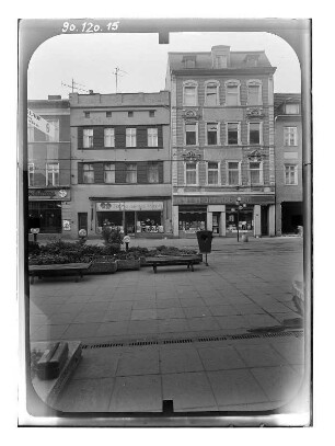 Brandenburg an der Havel, Hauptstraße 19/17 (?). Wohnhäuser mit Läden. Straßenfront