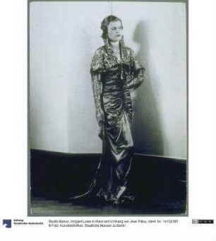 Irmgard Löwe in Kleid und Umhang von Jean Patou