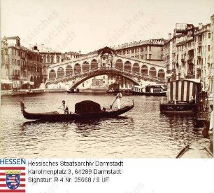 Italien, Venedig / Rialtobrücke, davor Gondolieri